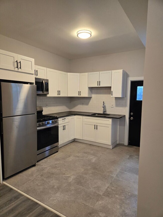 Building Photo - Brand New Modern 3 Bedroom Home w/ Stainle...