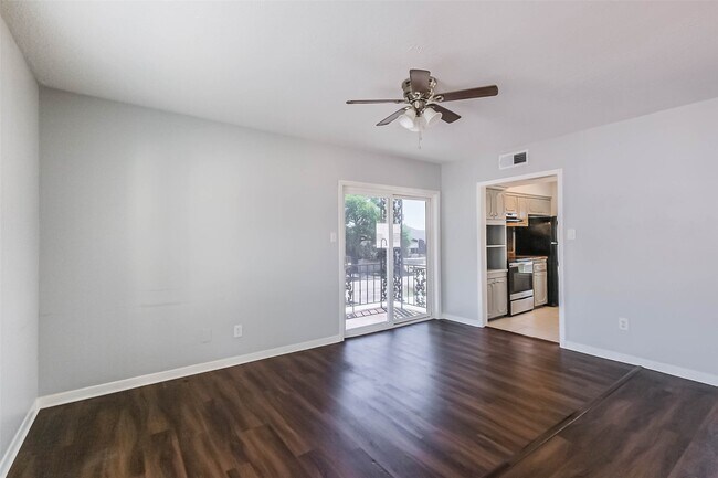 Foto del edificio - 5922 Fairdale Ln