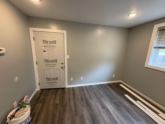Building Photo - Newly Renovated 1 Bed Unit in Central MHK!