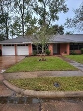 Building Photo - 1017 Oak Dr