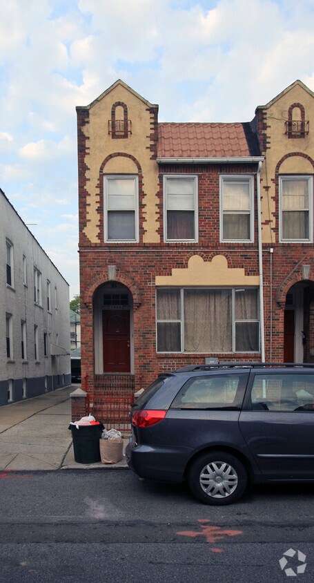 Building Photo - 1546 W 11th St