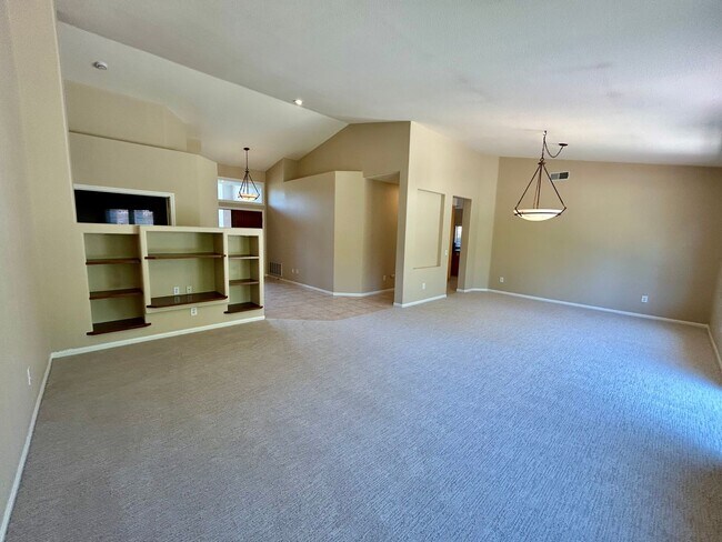 Foto del edificio - Upcoming! Move in Ready 7/25/26 Spacious 4 Bed/2.5 Bath Home Escondido