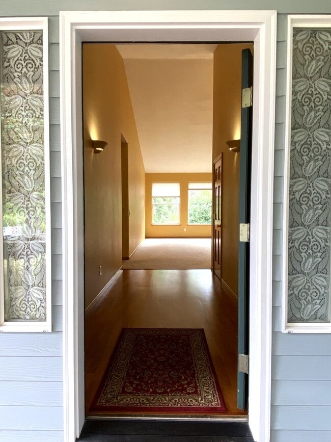 Building Photo - Private Hood River Home