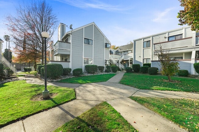 Building Photo - "Spacious 3-Bed Condo with 2 Baths in Citr...
