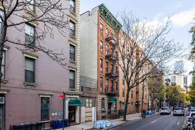 Building Photo - 465 W 46th St