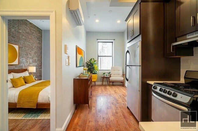Building Photo - Gorgeous 1 Bedroom on Striver's Row!