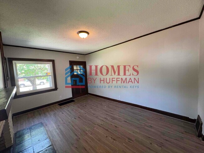 Building Photo - Two Bedroom House | Large Back Yard