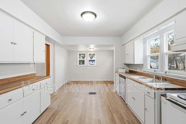 Building Photo - 607 W Grand Ave