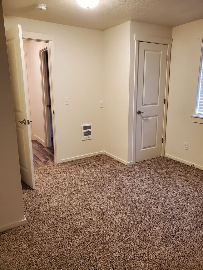 Foto del edificio - Single family ranch duplex. 3 bedrooms & 1...