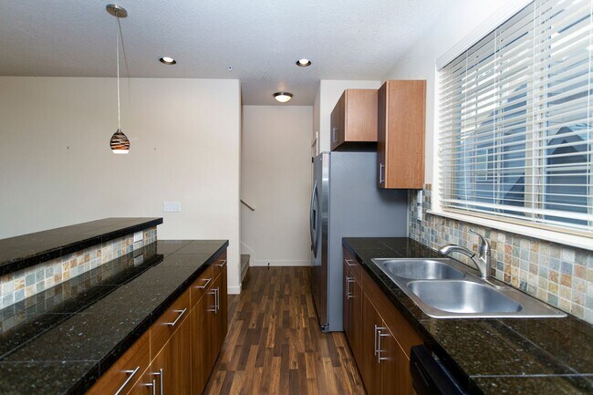 Foto del edificio - 2BD 2.5BA + Bonus Room/Den/Office Townhouse w/Garage + AC + Washer/Dryer Included