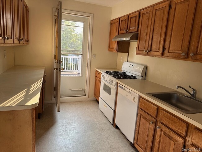 Building Photo - 15 Manhasset Ave