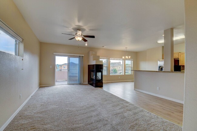 Foto del edificio - Updated Townhome Near Fort Carson with Unm...