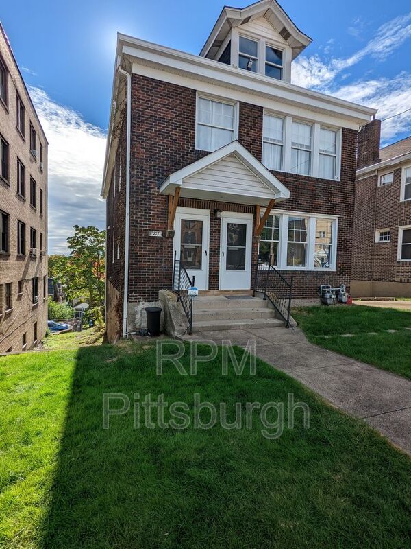Primary Photo - 2711 Broadway Ave