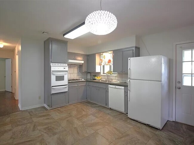 Foto del edificio - 1711 Caney Lake Dr