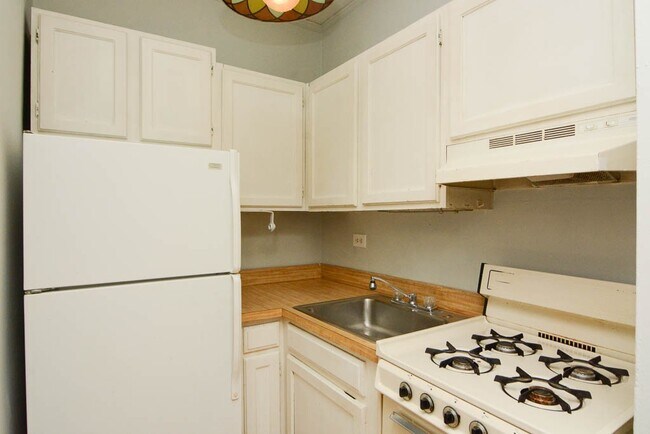 Building Photo - 843 W Wolfram St