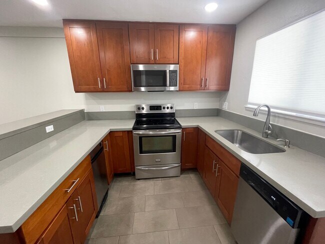 Building Photo - Spacious 3BD Remodeled Condo