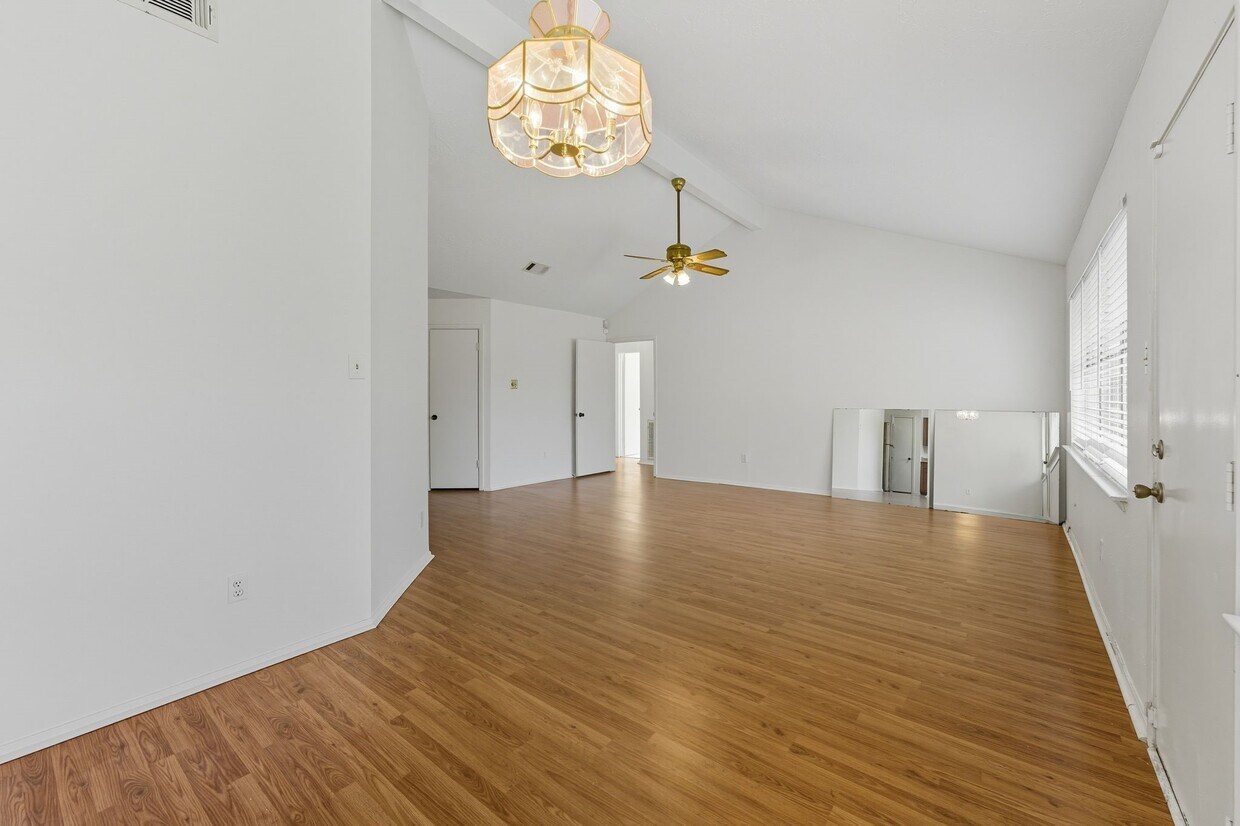 Foto principal - 19819 Lions Gate Ct