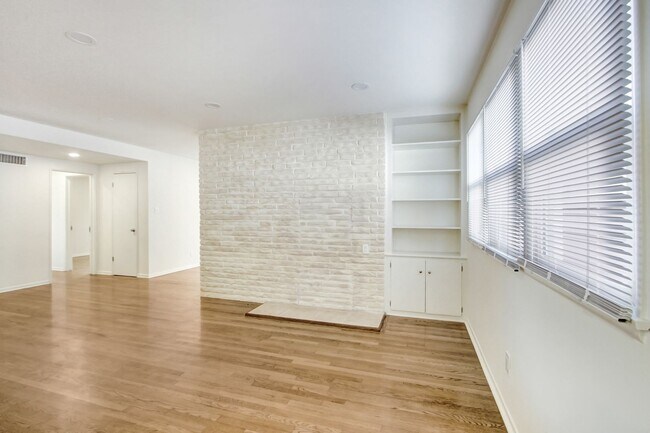 Foto del edificio - Upper Hollywood Riviera 3 Bedroom 2 Bath Home
