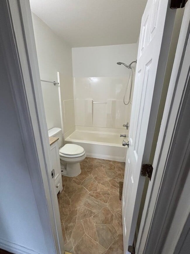 Building Photo - Quaint 2 Bedroom 1 Bath Home with LARGE fe...