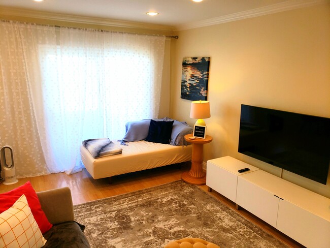 Living room - 11718 Darlington Ave