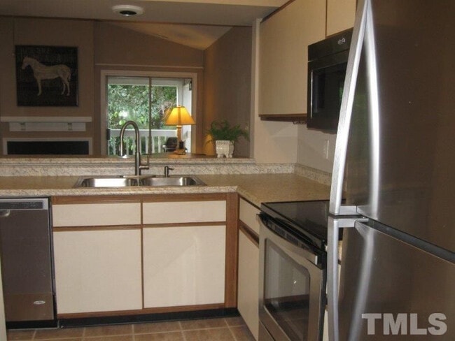 Building Photo - Room in Townhome on Sunpointe Dr