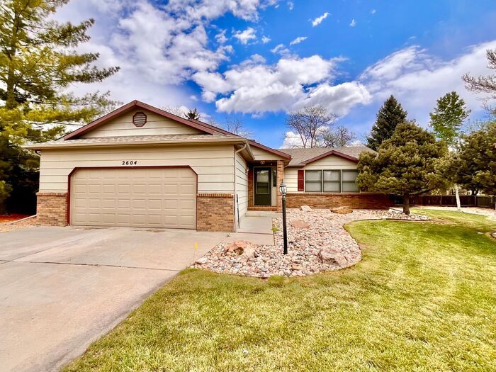 Foto principal - Spacious 4 Bed 3 Bath Home with 2-Car Atta...