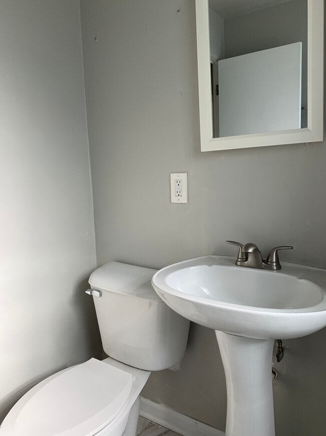 Building Photo - 6636 W Fairview Ave