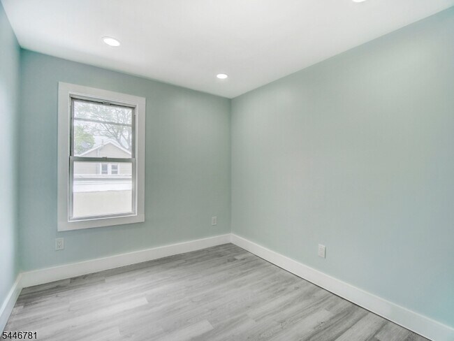Foto del edificio - 351 Railroad Ave