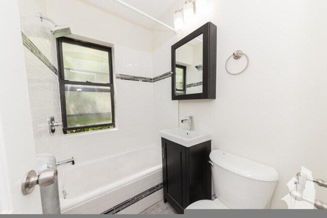 Building Photo - 0 bedroom in Chicago IL 60614