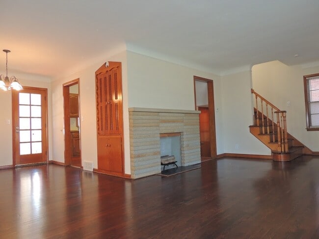 Building Photo - Astonishingly Renovated 3 Bedroom, 1.5 Bat...