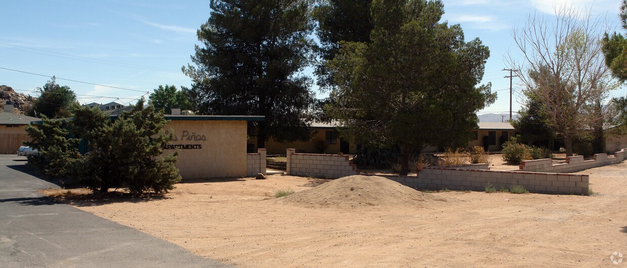 Primary Photo - Los Pinos Apartments