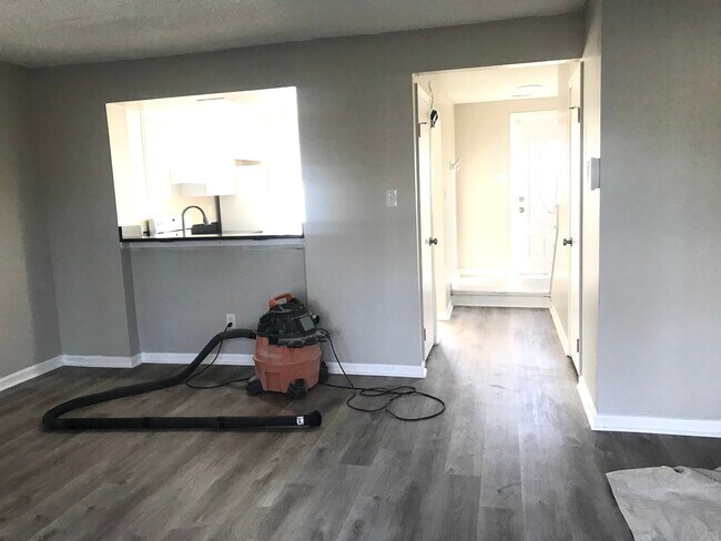 Foto del edificio - 4732 Greenlaw Dr