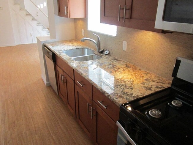 Foto del edificio - HUGE BEAUTIFUL RENOVATION.Large Bedrooms, ...