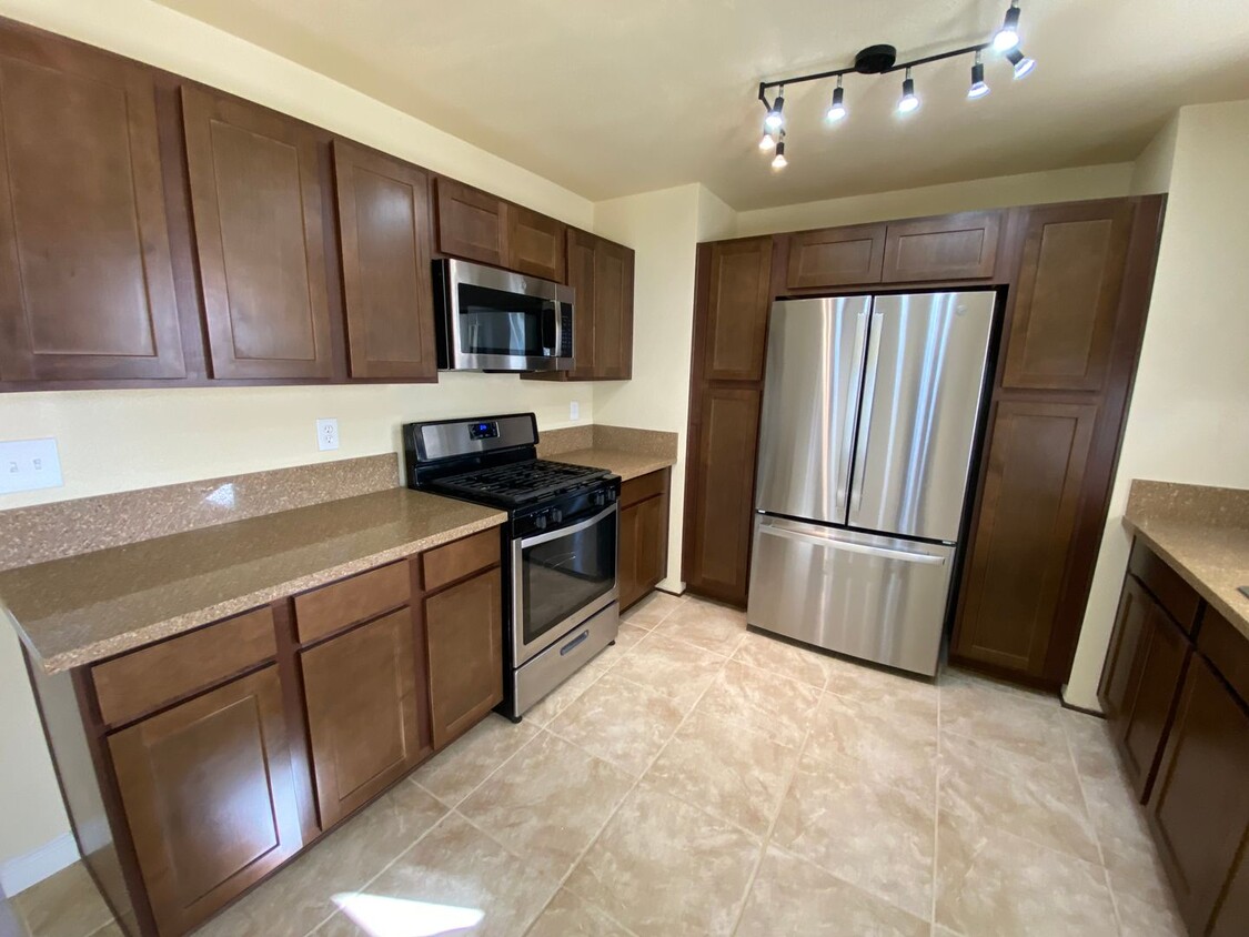 Building Photo - Rosamond remodeled 3 bedroom + bonus room