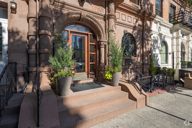 Entrada - The Museum 77 Condominium