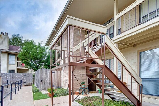 Building Photo - 1881 Bering Dr