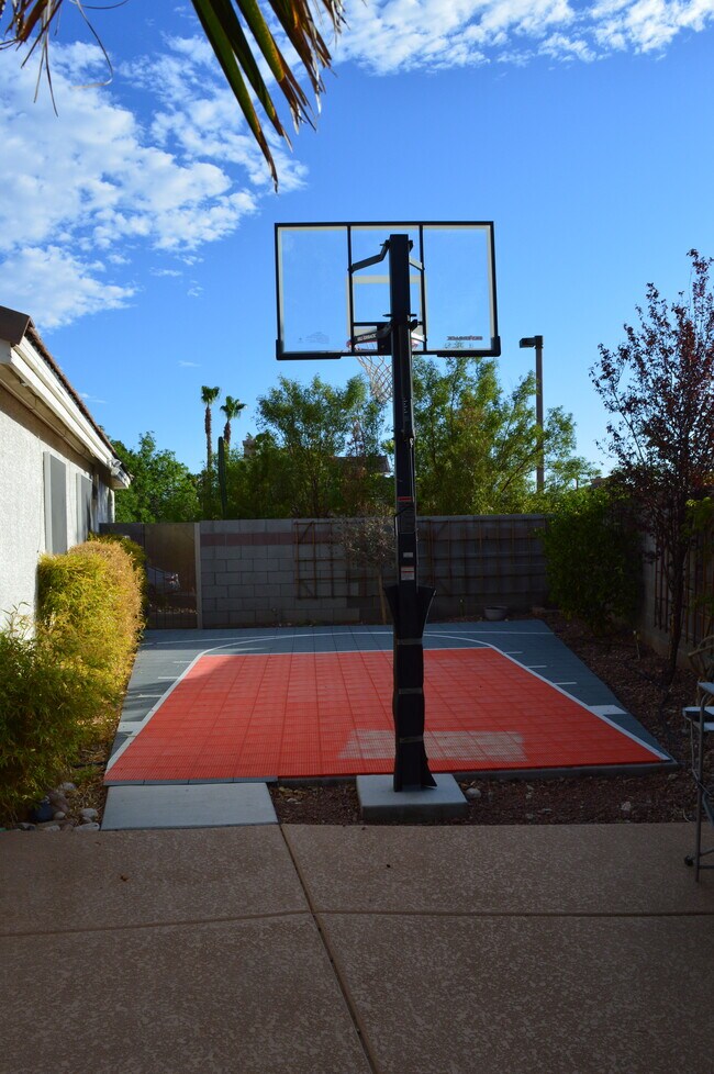 Cancha de baloncesto al costado de la casa - 1524 Waterton Dr