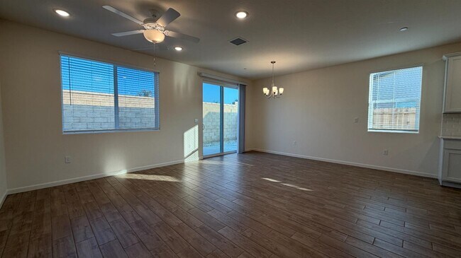 Building Photo - 2173 N Renn Ave