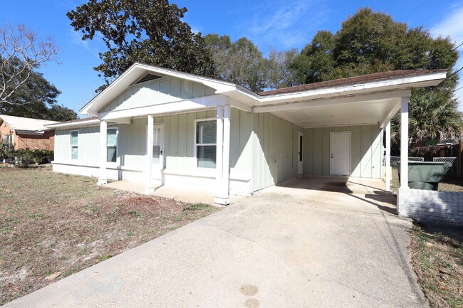 Foto del edificio - "Charming 3-Bed Home with 1.5 Baths in Ft Walton Beach!"