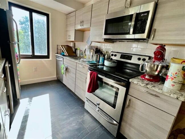 Building Photo - 37 Alpine St