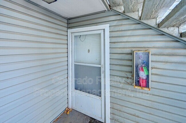 Building Photo - 902 S Walden St