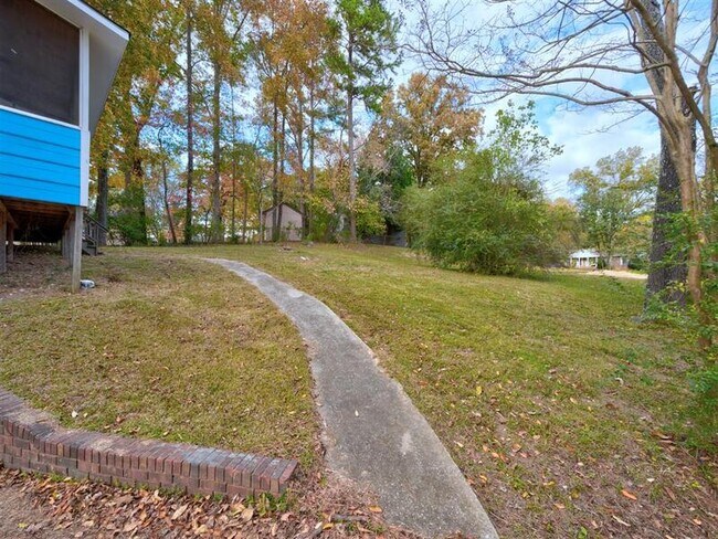 Building Photo - 2305 Ridgewood Rd