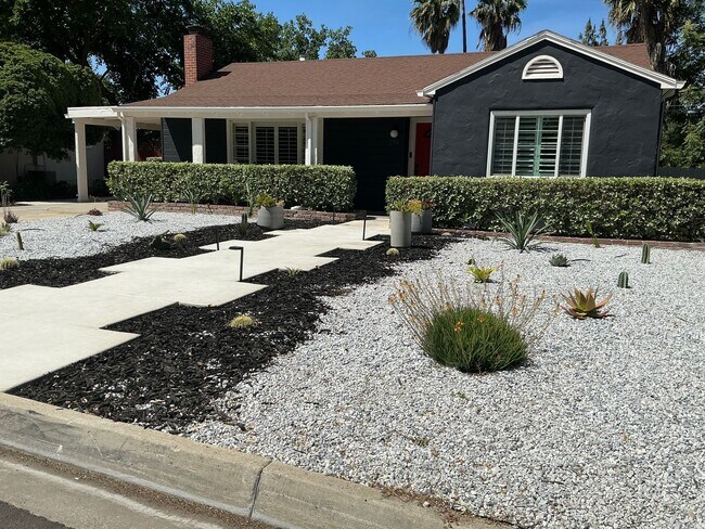 Building Photo - Charming 2 Bedroom Home with Studio/Office...