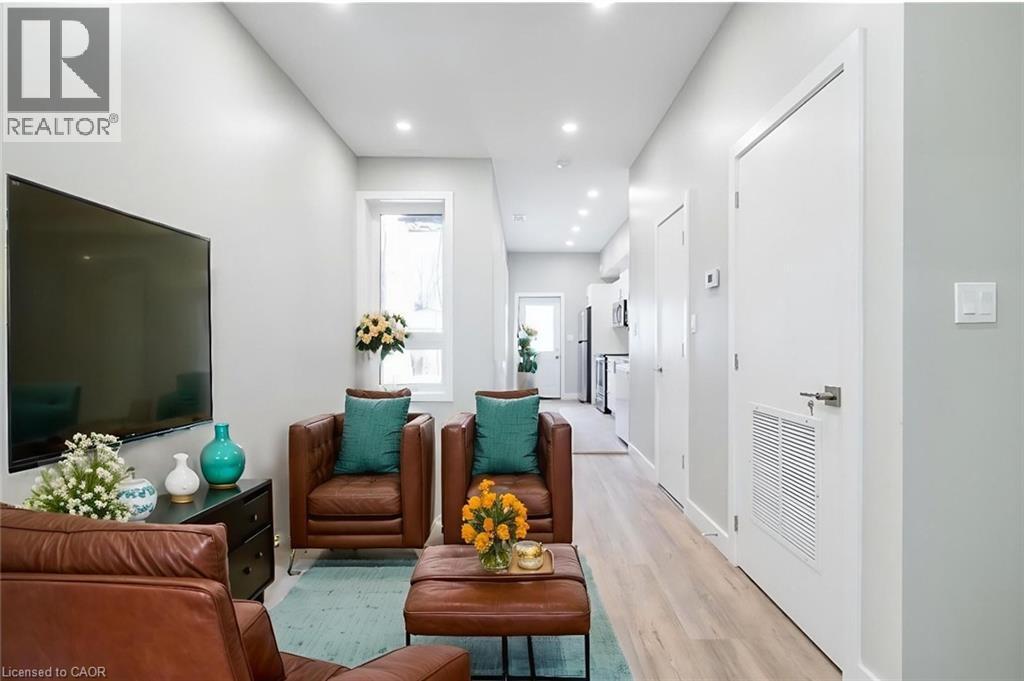 Photo principale - 102 Wellington St N