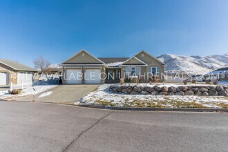Building Photo - 1595 S 50 W