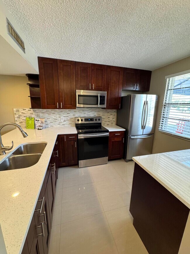 Foto del edificio - 3521 Village Blvd