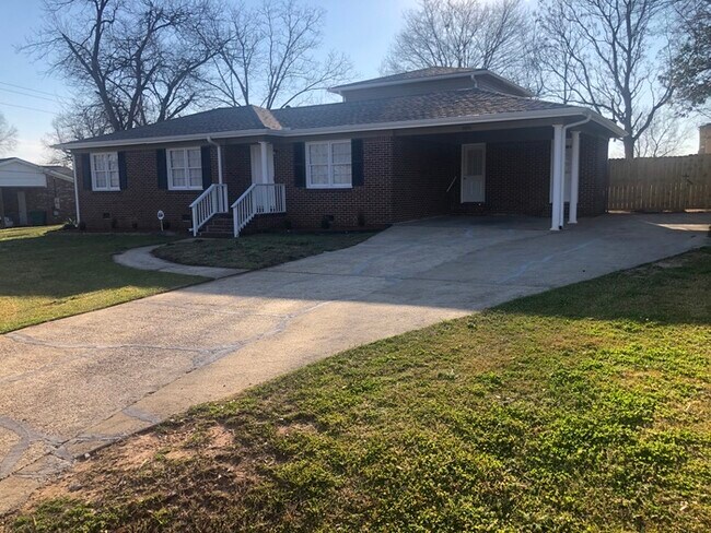 Building Photo - 2400 Parkwood- AVAILABLE NOW!