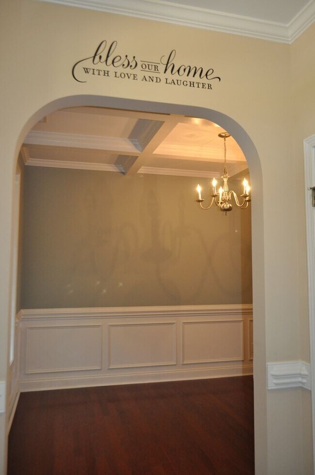 Building Photo - Beautiful and spacious 4 bedroom