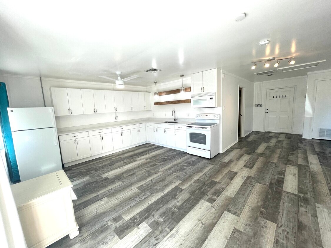 Primary Photo - 5422 Riverhills Dr