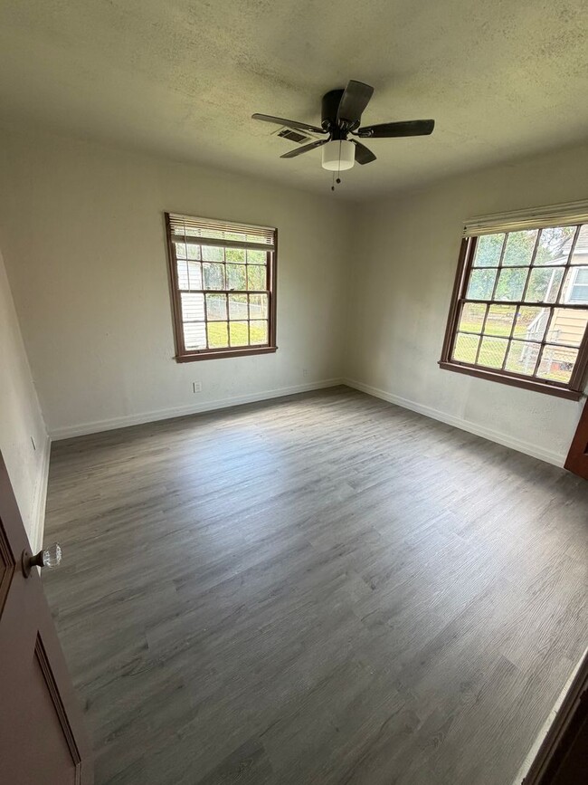 Building Photo - Charming 3 Bed, 1 Bath newly renovated home.